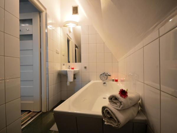 Cracow Central Aparthotel : photo 2 de la chambre chambre lits jumeaux avec baignoire