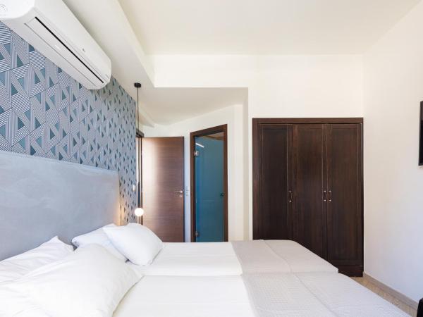 Steris Elegant Beach Hotel & Apartments : photo 1 de la chambre appartement avec vue latérale sur la mer