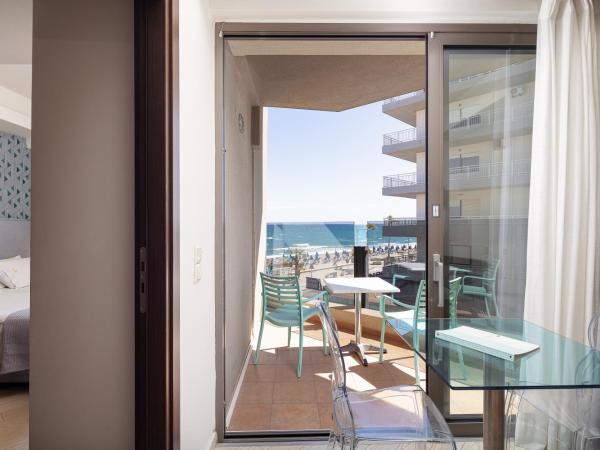 Steris Elegant Beach Hotel & Apartments : photo 4 de la chambre appartement avec vue latérale sur la mer