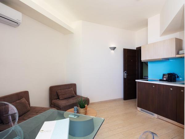 Steris Elegant Beach Hotel & Apartments : photo 7 de la chambre appartement avec vue latérale sur la mer