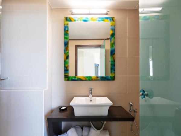 Steris Elegant Beach Hotel & Apartments : photo 10 de la chambre appartement avec vue latérale sur la mer