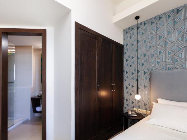 Steris Elegant Beach Hotel & Apartments : photo 5 de la chambre appartement avec vue latérale sur la mer