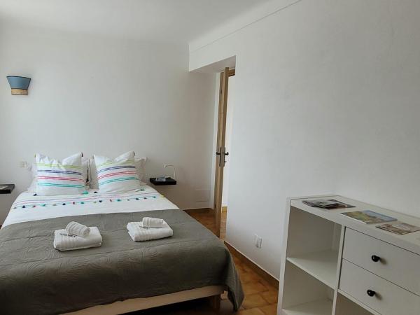 Le jardin des oliviers : photo 7 de la chambre chambre double avec salle de bains privative