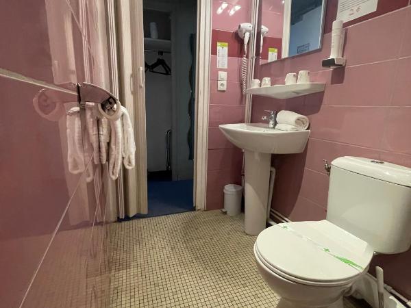 Hotel De France : photo 6 de la chambre chambre quadruple