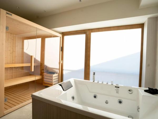 Catania Sea Palace Hotel : photo 3 de la chambre suite lit king-size avec baignoire spa