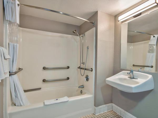 Motel 6-Albuquerque, NM - Carlisle : photo 9 de la chambre chambre double - accessible aux personnes à mobilité réduite 