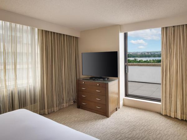 DoubleTree by Hilton Washington DC - Crystal City : photo 9 de la chambre suite king 1 chambre avec balcon