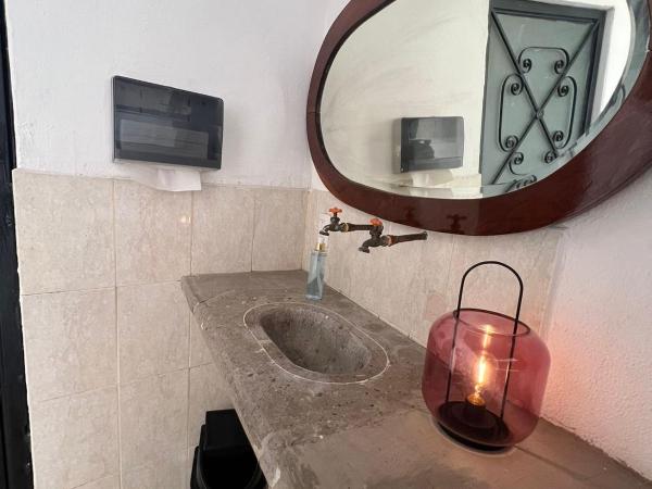 Hostal Luna 49 : photo 4 de la chambre chambre triple avec salle de bains commune