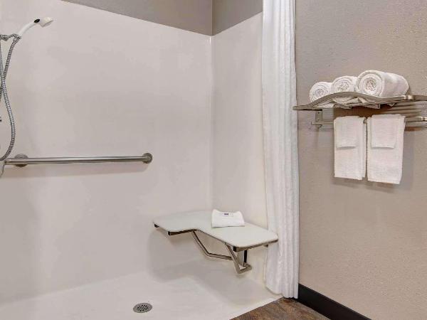 Motel 6-Albuquerque, NM - Carlisle : photo 4 de la chambre chambre double - accessible aux personnes à mobilité réduite - douche accessible en fauteuil roulant