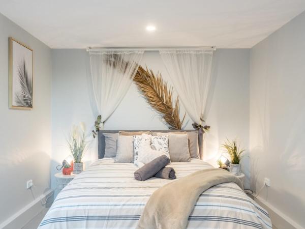 Detached Double Room - Seconds to Transport - Close to China Town - Shared Bathroom : photo 1 de la chambre chambre double avec salle de bains commune