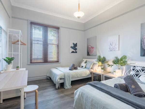 Spacious Quadruple Room - Nearby Station and Park - Close to Chinatown - Shared Bathroom : photo 1 de la chambre chambre quadruple avec salle de bains commune