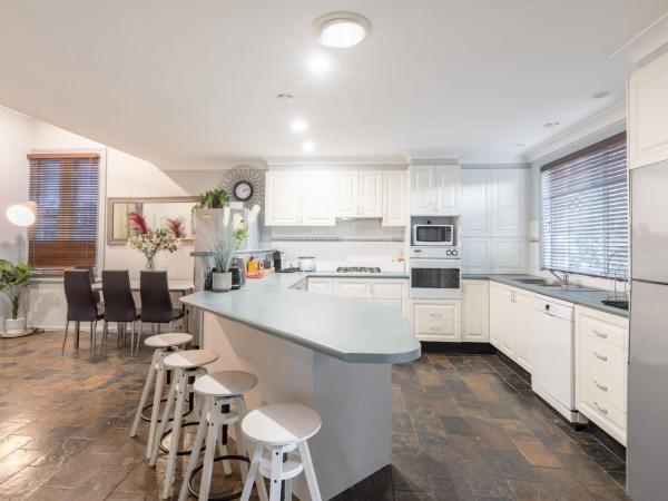 Spacious Quadruple Room - Nearby Station and Park - Close to Chinatown - Shared Bathroom : photo 6 de la chambre chambre quadruple avec salle de bains commune