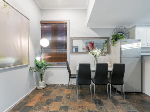 Spacious Quadruple Room - Nearby Station and Park - Close to Chinatown - Shared Bathroom : photo 10 de la chambre chambre quadruple avec salle de bains commune