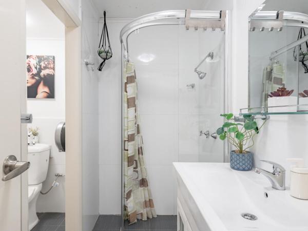 Boutique Double or Queen Room - Close to Airport - Shared Bathroom : photo 3 de la chambre chambre double avec salle de bains commune