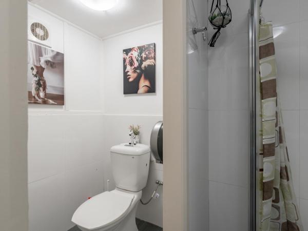 Boutique Double or Queen Room - Close to Airport - Shared Bathroom : photo 4 de la chambre chambre double avec salle de bains commune