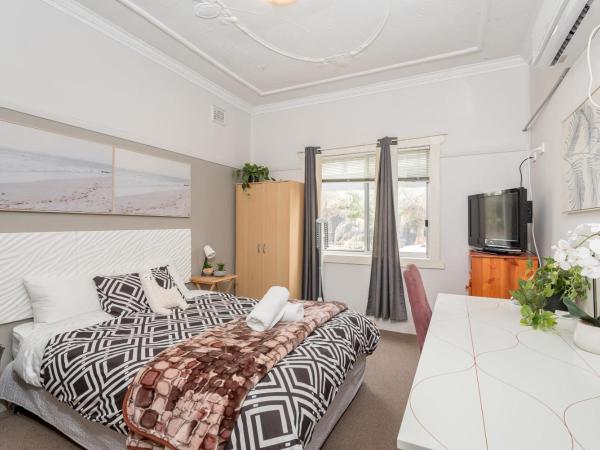 Comfy Ensuite Queen Room - Nearby Airport : photo 1 de la chambre chambre lit queen-size avec salle de bains privative 