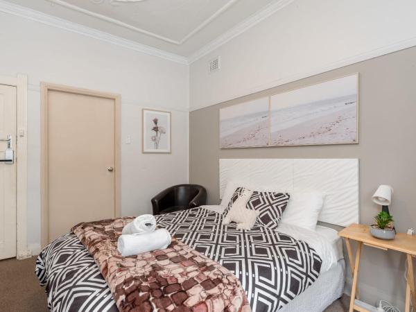 Comfy Ensuite Queen Room - Nearby Airport : photo 3 de la chambre chambre lit queen-size avec salle de bains privative 