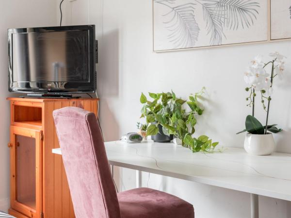 Comfy Ensuite Queen Room - Nearby Airport : photo 5 de la chambre chambre lit queen-size avec salle de bains privative 