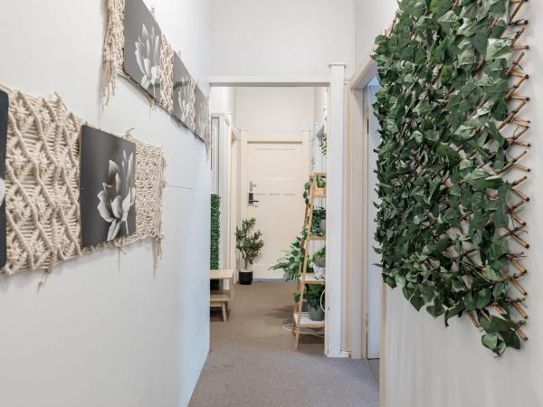 Comfy Ensuite Queen Room - Nearby Airport : photo 7 de la chambre chambre lit queen-size avec salle de bains privative 