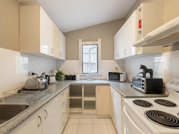 Comfy Ensuite Queen Room - Nearby Airport : photo 8 de la chambre chambre lit queen-size avec salle de bains privative 