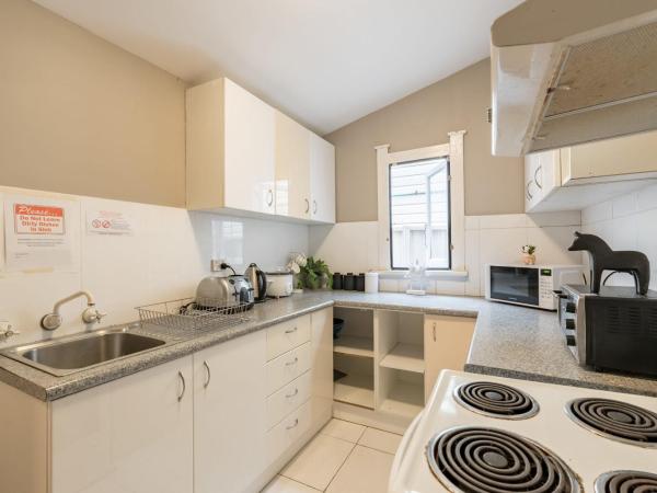 Comfy Ensuite Queen Room - Nearby Airport : photo 9 de la chambre chambre lit queen-size avec salle de bains privative 