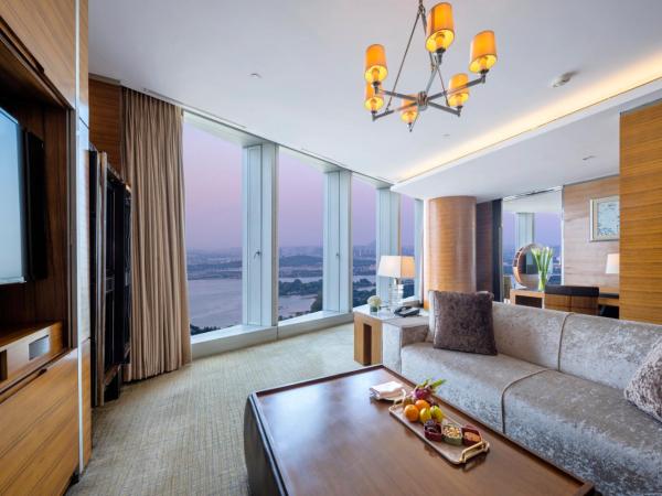 InterContinental Nanjing, an IHG Hotel : photo 2 de la chambre one-bedroom dining suite with lake view