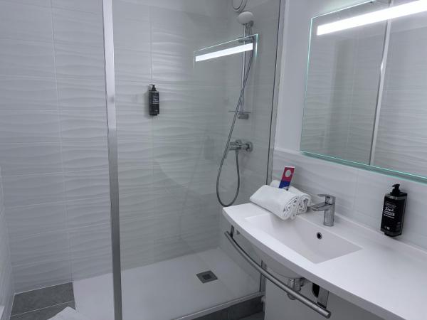 Ibis Budget Fréjus St Raphaël centre et plages à 800m : photo 1 de la chambre chambre triple standard