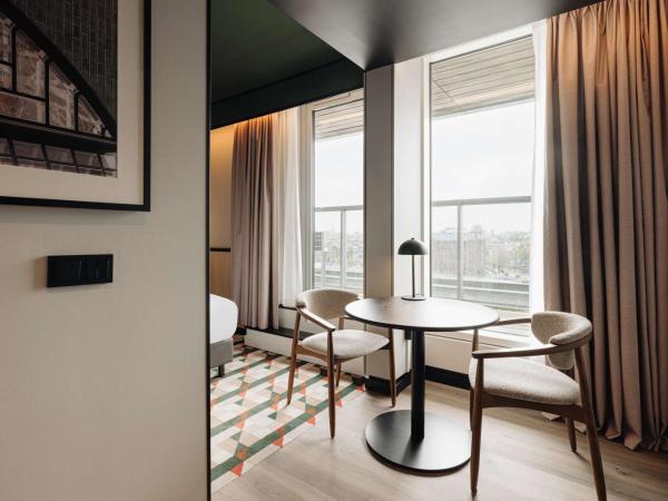 DoubleTree by Hilton Amsterdam Centraal Station : photo 1 de la chambre chambre de luxe avec balcon - vue sur ville