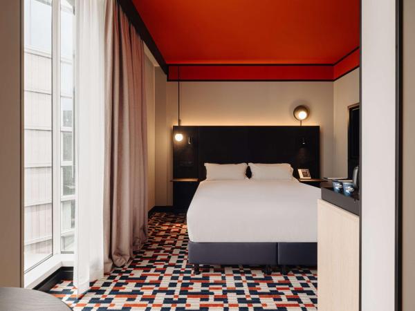 DoubleTree by Hilton Amsterdam Centraal Station : photo 4 de la chambre chambre lit king-size - vue sur cour