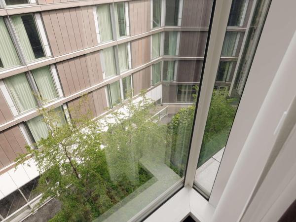 DoubleTree by Hilton Amsterdam Centraal Station : photo 7 de la chambre chambre lit king-size - vue sur cour
