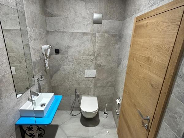 Hostelum : photo 6 de la chambre chambre double avec salle de bains privative