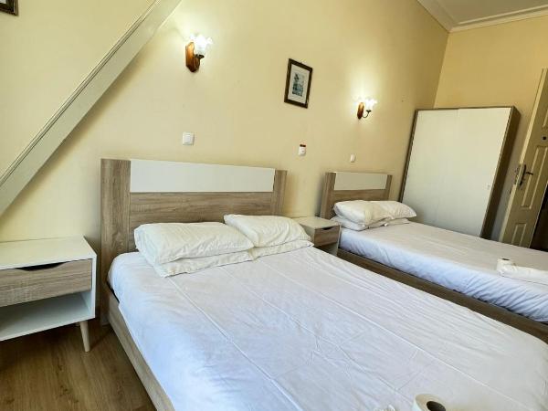 Central Guest House : photo 3 de la chambre chambre quadruple avec salle de bains