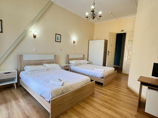 Central Guest House : photo 2 de la chambre chambre quadruple avec salle de bains