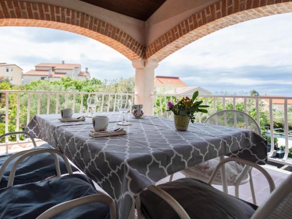 Poolside Stone Residences - Marina Bok : photo 1 de la chambre appartement 2 chambres avec balcon et terrasse