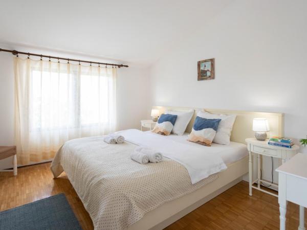 Poolside Stone Residences - Marina Bok : photo 5 de la chambre appartement 2 chambres avec balcon et terrasse