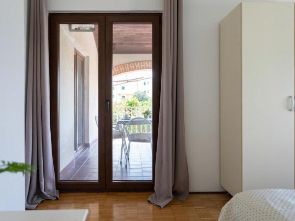 Poolside Stone Residences - Marina Bok : photo 10 de la chambre appartement 2 chambres avec balcon et terrasse
