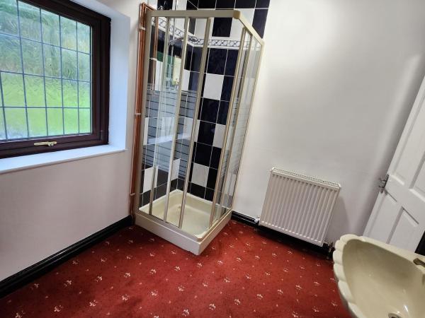 Rainsough Cottage Guest House - Sleeps upto 8 with ensuite - Free Parking & WiFi : photo 6 de la chambre chambre double avec salle de bains privative