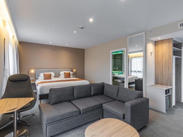 Holiday Inn Express Ajaccio, an IHG Hotel : photo 3 de la chambre suite lit king-size avec canapé-lit et balcon