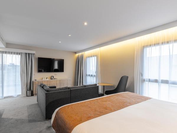 Holiday Inn Express Ajaccio, an IHG Hotel : photo 1 de la chambre suite lit king-size avec canapé-lit et balcon