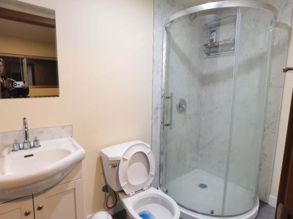 卡城如家家庭旅馆6号店 : photo 4 de la chambre chambre double avec salle de bains privative