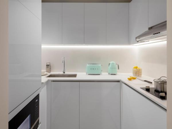 Staybridge Suites Dubai Financial Centre, an IHG Hotel : photo 6 de la chambre suite studio lit king-size - vue sur burj khalifa