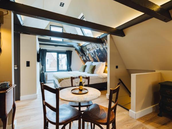 Løk Historics luxury art-inspired loft in historic city centre! : photo 1 de la chambre chambre lit king-size avec balcon