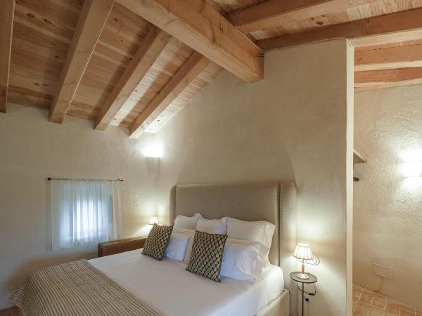 Castell de Vallgornera : photo 6 de la chambre chambre double deluxe avec baignoire