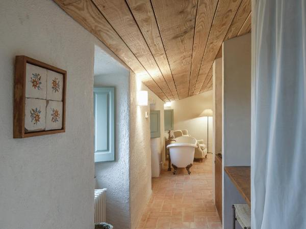 Castell de Vallgornera : photo 9 de la chambre chambre double deluxe avec baignoire