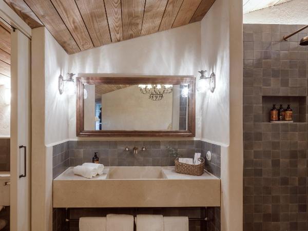 Castell de Vallgornera : photo 7 de la chambre chambre double deluxe avec baignoire