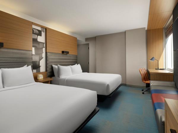 Aloft Chicago Downtown River North : photo 2 de la chambre hébergement traditionnel avec 2 lits queen-size