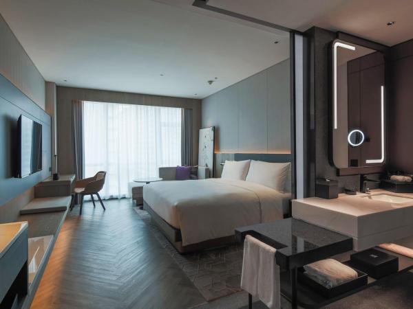 AC Hotel by Marriott Chengdu North : photo 2 de la chambre business double room with two double beds and city view