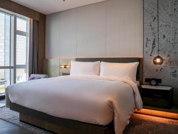AC Hotel by Marriott Chengdu North : photo 1 de la chambre suite 1 chambre lit king-size – vue sur ville 