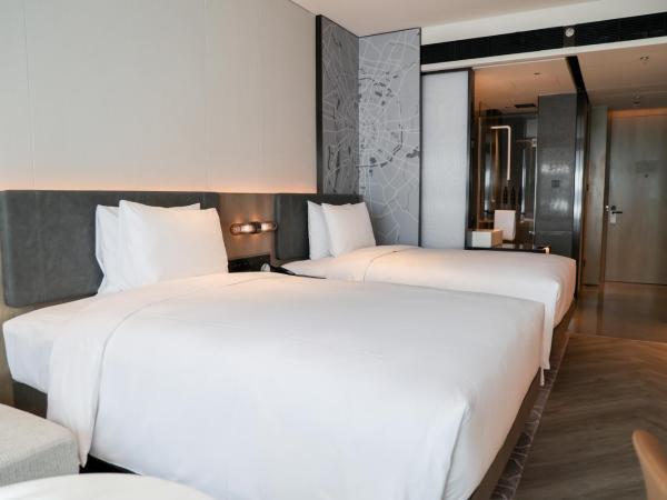 AC Hotel by Marriott Chengdu North : photo 1 de la chambre chambre business lit king-size - vue sur ville