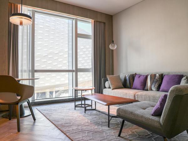 AC Hotel by Marriott Chengdu North : photo 2 de la chambre suite 1 chambre lit king-size – vue sur ville 